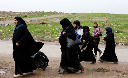Displaced Iraqi people from different areas in Mosul flee their homes after clashes to reach safe areas, as Iraqi forces battle with Islamic State militants in the city of Mosul, Iraq March 18, 2017. REUTERS/Youssef Boudlal
