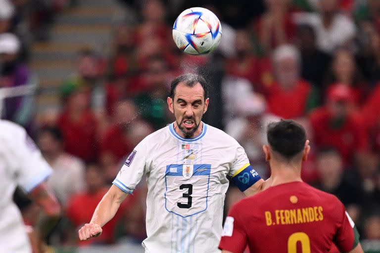 Diego Godin, en acción en el partido frente a Portugal, por el Grupo H