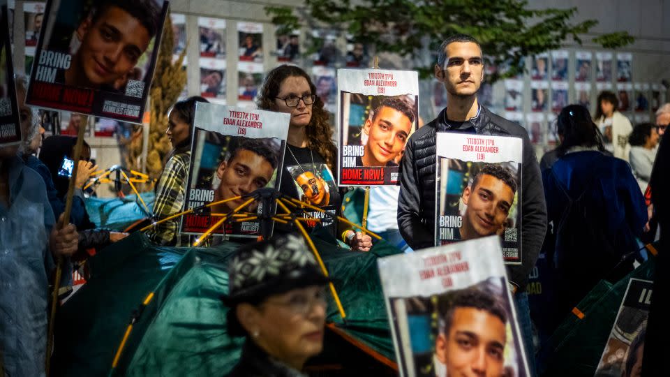 Israelis and members of the hostage families protest outside Kiriya military base in Tel Aviv, Israel, on December 16, 2023, calling on Prime Minister Benjamin Netanyahu to do more to secure the release of the remaining hostages held in Gaza. - Ilia Yefimovich/picture-alliance/dpa/AP