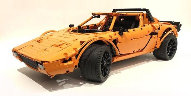 You will spend hours playing with this Lego Porsche 911 GT3 RS