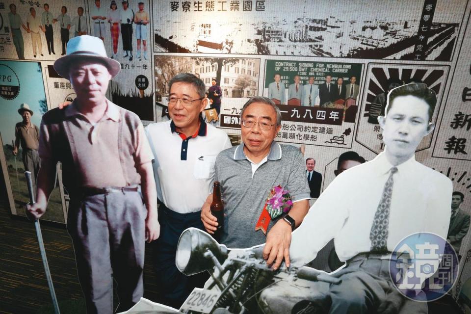 台塑集團前年舉辦創辦人特展，介紹家族奮鬥歷史，總裁王文淵（右）與管理中心常委王文潮（左）2兄弟親赴會場，與王永慶、王永在的人形立牌合影。