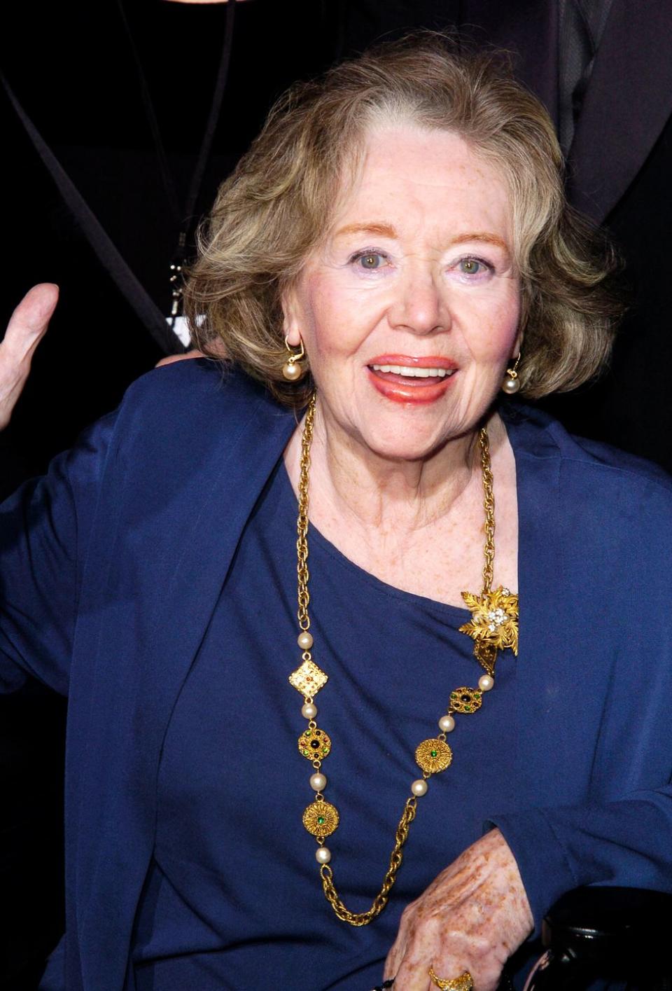 glynis johns smiling and waving at the 40th mary poppins anniversary celebrations in 2004