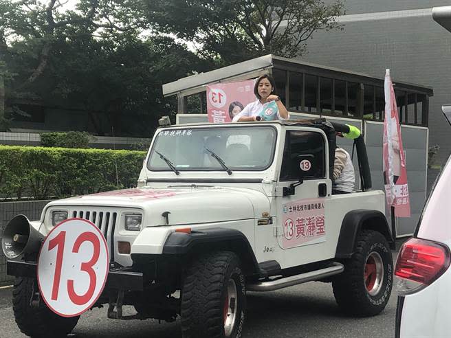 民眾黨新人黃瀞瑩車隊下午一時從捷運奇岩站附近出發，沿著捷運旁西安街謝票，向選民表達感謝。（張芷瑜攝）