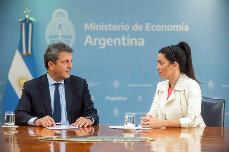 El ministro de Economía, Sergio Massa, y la titular del PAMI, Luana Volnovich, durante la conferencia de prensa