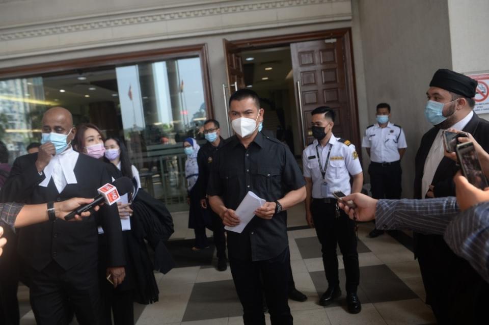 Datuk Seri Jamal Yunos read out an apology to DAP lawmaker Yeo Bee Yin in public at the Kuala Lumpur High Court earlier today. — Picture via Facebook