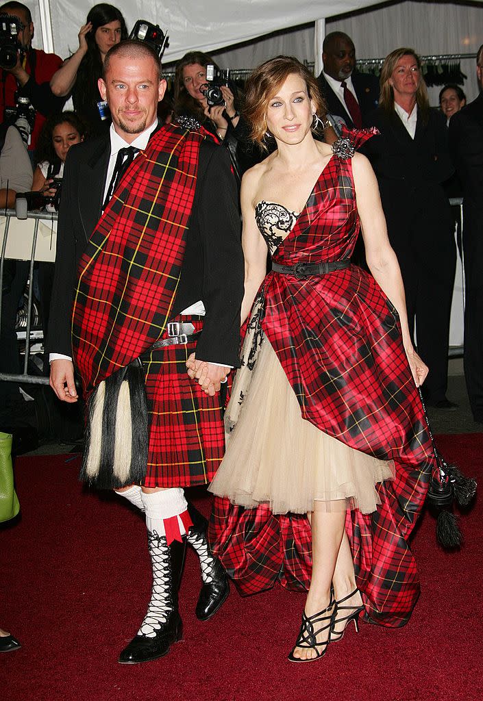 Sarah Jessica Parker and Alexander McQueen attend the 2006 Met Gala.