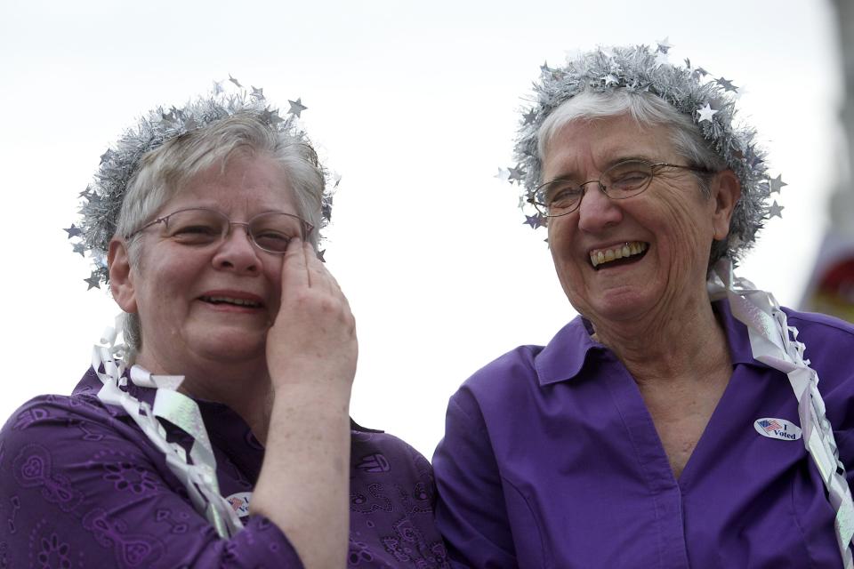 Delma and Peg Welch, who have been together for more than two decades, join gay rights supporters at a rally on the Pennsylvania State Capital steps after a ruling struck down a ban on same-sex marriage in Harrisburg, Pennsylvania, May 20, 2014. (REUTERS/Mark Makela)