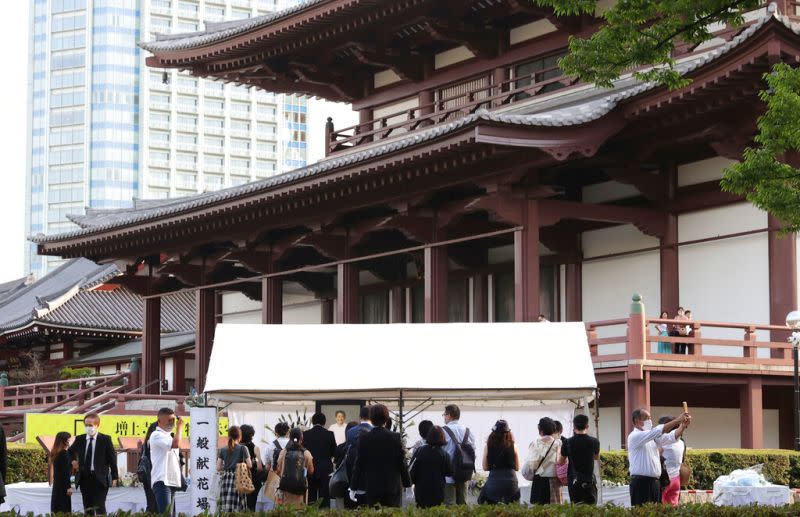 ▲日本前首相安倍晉三遭槍擊身亡，天皇夫婦得知消息後也表示痛心疾首，特派侍從到守靈儀式獻花上香。（圖／美聯社／達志影像）