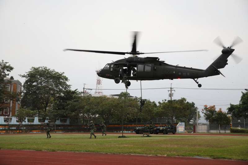 20201023-陸軍「戰術任務行軍」近日展開，黑鷹直升機實施快速繩降。（取自中華民國陸軍臉書）