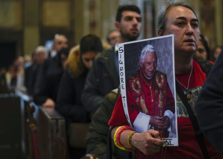 Dolientes hacen fila en la Basílica de San Pedro para dar un último adios al fallecido papa emérito Benedicto XVI, el miércoles 4 de enero de 2023, en el Vaticano. (AP Foto/Antonio Calanni)