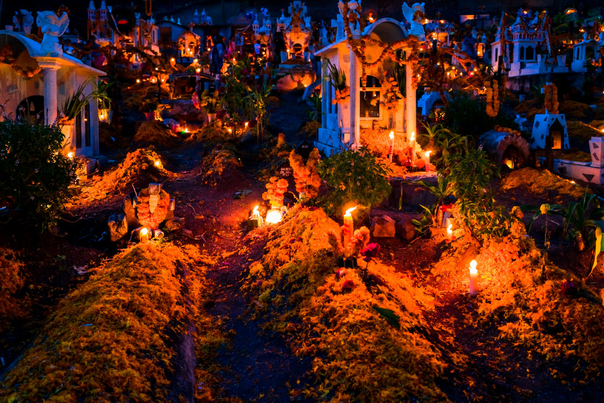 Cempasúchil en una fiesta del Día de Muertos en Guerrero, México, durante noviembre de 2021. (Jan Sochor/Getty Images)