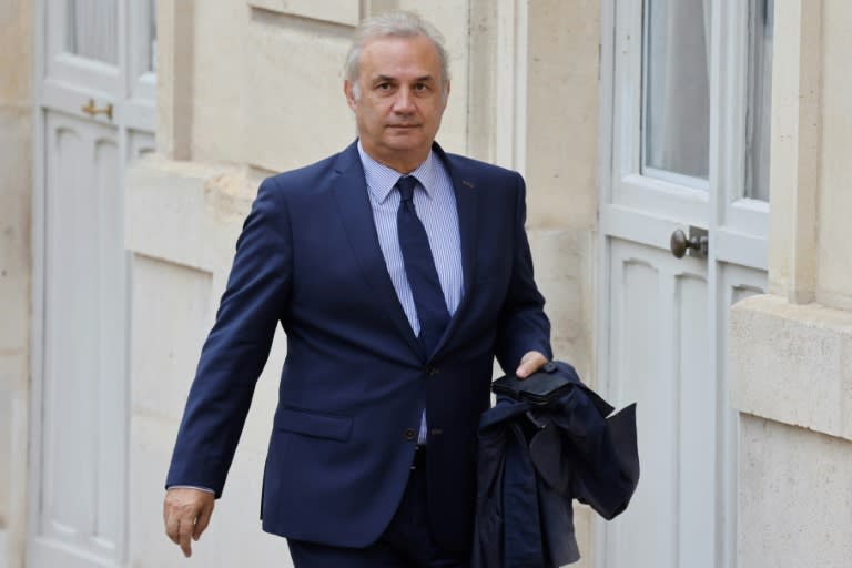 Bruno Roger-Peti, conseiller mémoire du président Emmanuel Macron, quitte la réunion hebdomadaire du cabinet à l'Elysée, le 13 septembre 2023 à Paris (Ludovic MARIN)