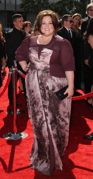 <b>Melissa McCarthy</b> es una gran comediante pero a la hora de vestir sus curvas no se anda con bromas. Este vestido es ideal para una mujer grande ya que el estampado en la falda y los paneles estampados al frente se convierten en el centro de atención del atuendo, mientras que la blusa en tonos guinda pasa más desapercibida ayudando a crear una silueta más definida.