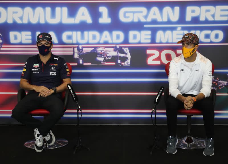 El piloto del equipo Red Bull Sergio Pérez y Daniel Ricciardo de McLaren conversan con medios en los días previos al Gran Premio de Fórmula 1 de México, en el Autódromo Hermanos Rodríguez, Ciudad de México