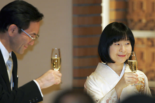 <b>1. Princess Sayako And Yoshiki Kuroda: </b>Sayako Kuroda (right) and her husband Yoshiki Kuroda raise glasses of champagne to toast during the wedding banguet of Sayako and her husband Yoshiki Kuroda at a Tokyo hotel on November 15, 2005 in Tokyo, Japan.