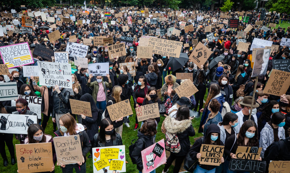 Zahlreiche Menschen nehmen im Oberen Schlossgarten an einer Demonstration gegen Rassismus teil. Anlass ist der Tod des Afroamerikaners George Floyd im Zuge eines brutalen Polizeieinsatzes in den USA. Foto: Christoph Schmidt / dpa