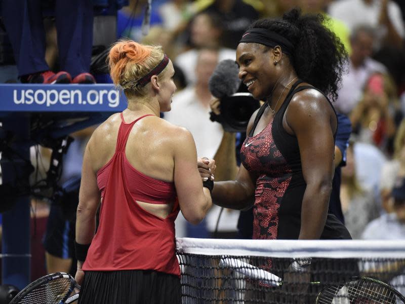 Serena Williams (r) hatte beim Sieg gegen ihre Landesfrau Bethanie Mattek-Sands viel Mühe. Foto: John G. Mabanglo