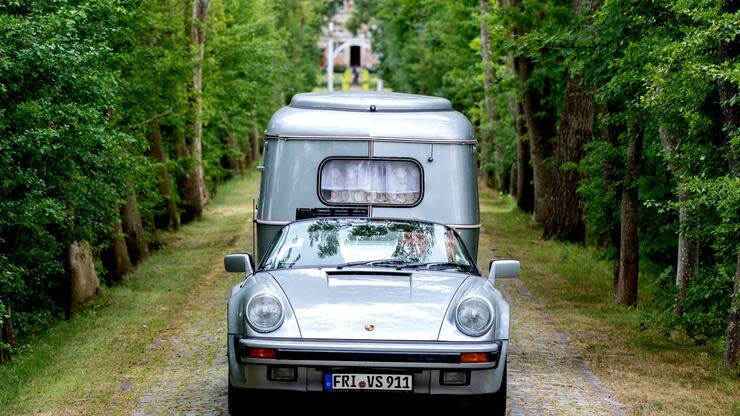 Die historischen Fahrzeuge erregen Aufsehen. Foto: dpa