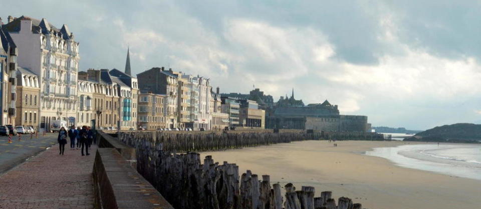 À l'arrière, le temps redeviendra sec en cours de matinée sur la Bretagne, les Pays de la Loire et la Normandie, sous un ciel variable.
