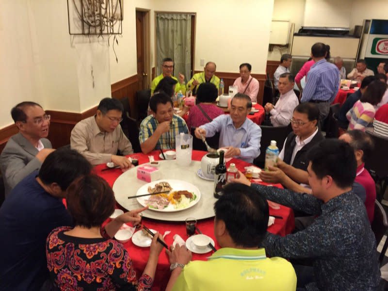 市議會即將開議，台北市長柯文哲與國民黨市議員陳永德餐聚。（與會者提供）