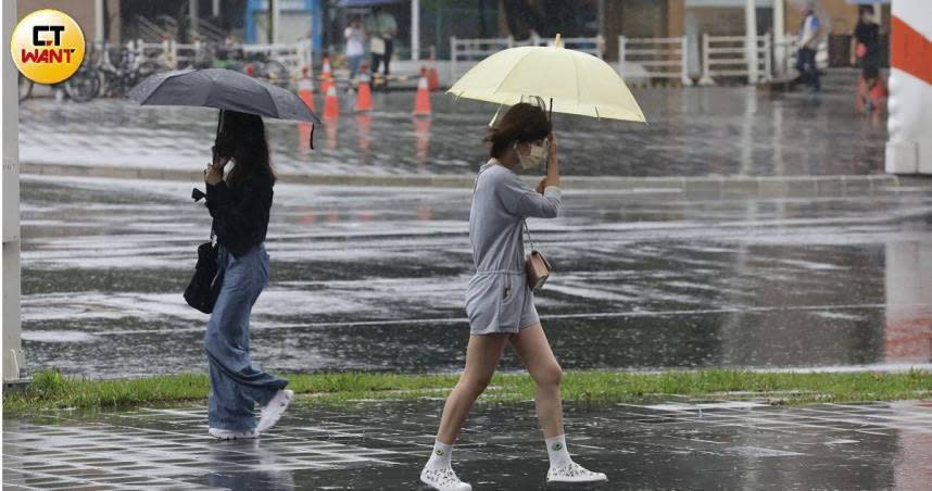 今天（24日）鋒面通過，天氣不穩定，各地易有短暫陣雨或雷雨。（示意圖／劉耿豪攝）