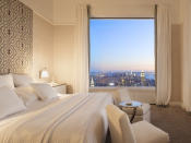 <p>Jennifer Lopez und Alex Rodríguez können sich in ihrem neuen Luxusappartement über drei Schlafzimmer freuen. Natürlich sind auch hier die charakteristisch großen Fenster zu finden. So können die beiden selbst beim Einschlafen den Blick über New Yorks Skyline schweifen lassen. Die Wohnung befindet sich übrigens im 36. Stockwerk. (Bild-Copyright: streeteasy.com) </p>