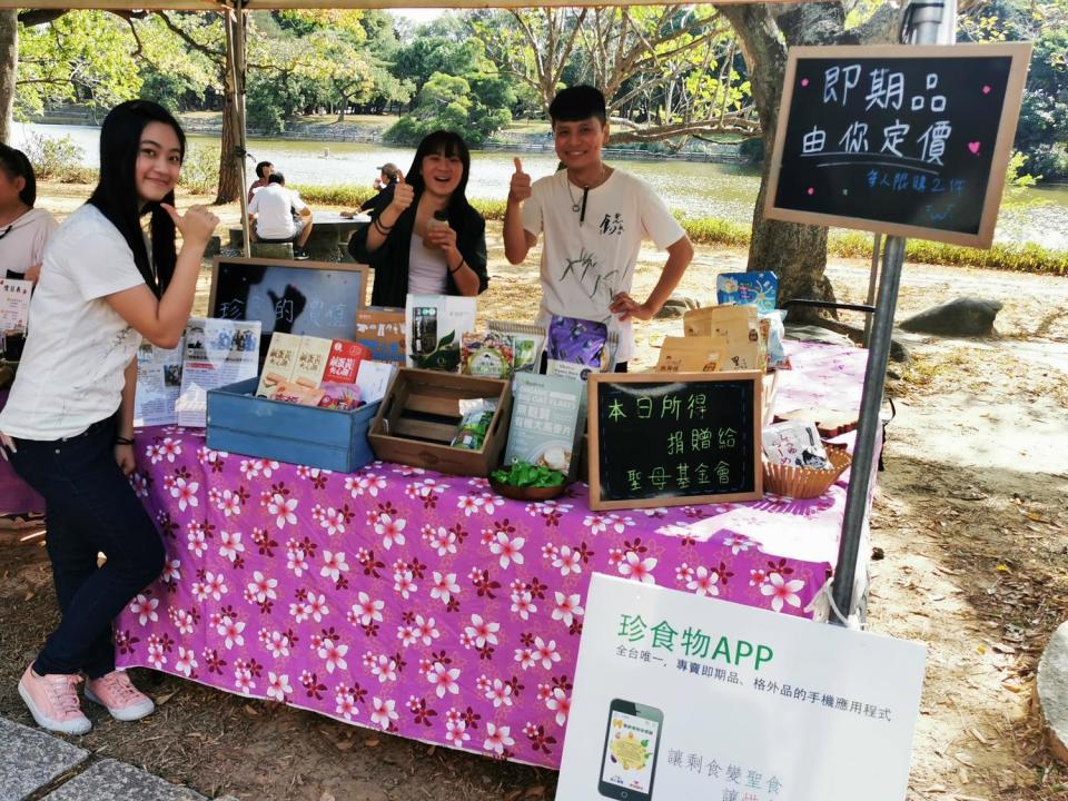 致理科大團隊在綠市集進行珍食物app推廣及惜食概念的分享。   圖：新北市農業局提供