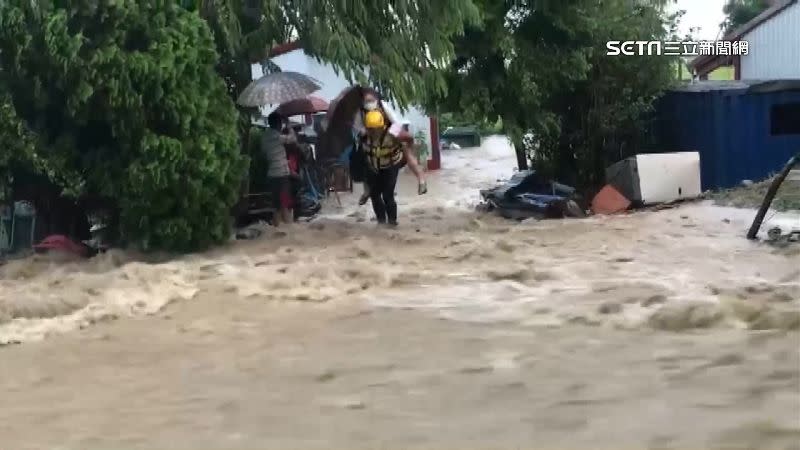 花蓮玉里的山上地區發生土石流，警消緊急出動，協助民眾撤離。