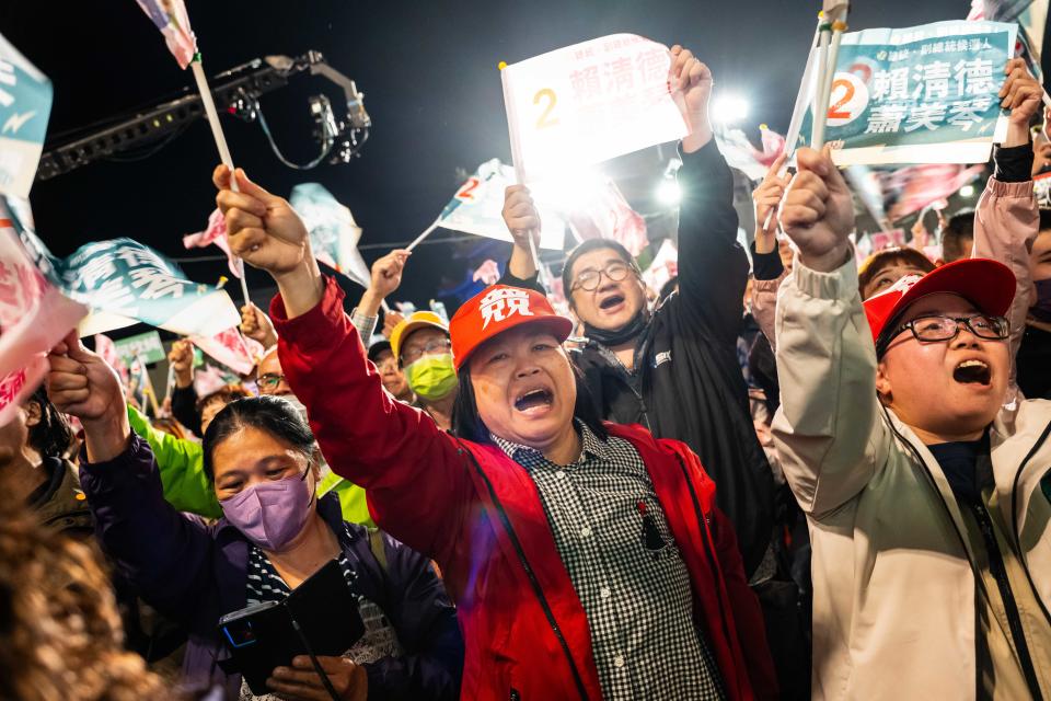 1 月 6 日，民進黨總統候選人賴清德在台中的造勢活動，現場支持者眾多。
