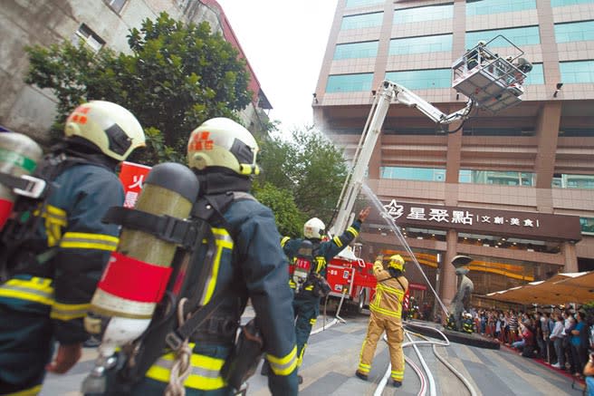 陳女通過消防特考，卻因身高差標準1.1公分遭退訓，她不服提告，台北高等行政法院認定身高規定違憲，判她勝訴。圖為台北市消防局7月初舉辦KTV公安動態暨消防搶救演練。（本報資料照片）