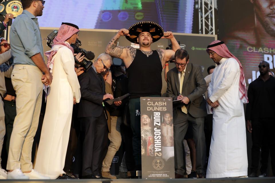 Andy Ruiz Jr. durante el pesaje en el Faisaliah Center, en Riyadh, Arabia Saudita, el viernes 6 de diciembre de 2019. Ruiz defiende sus coronas de campeón mundial de peso pesado. (AP Foto/Hassan Ammar)