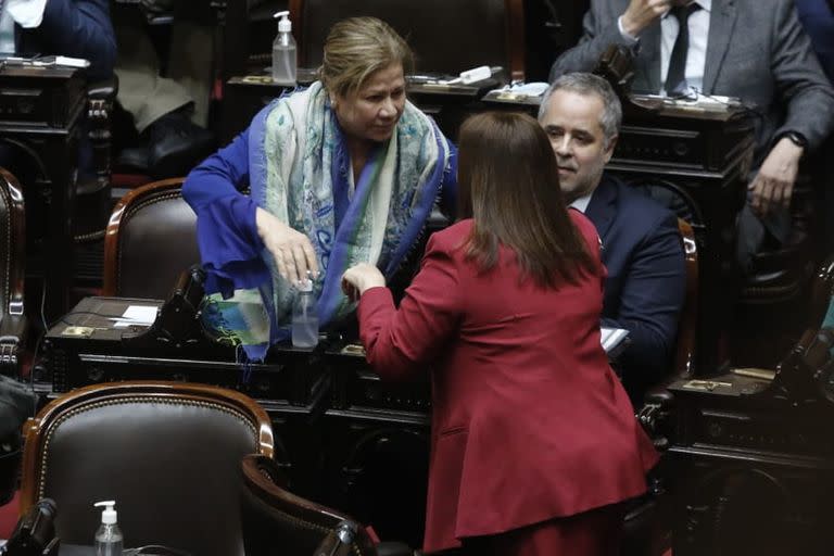 Cecilia Camaño se acerca a saludar a Graciela Camaño luego de su discurso