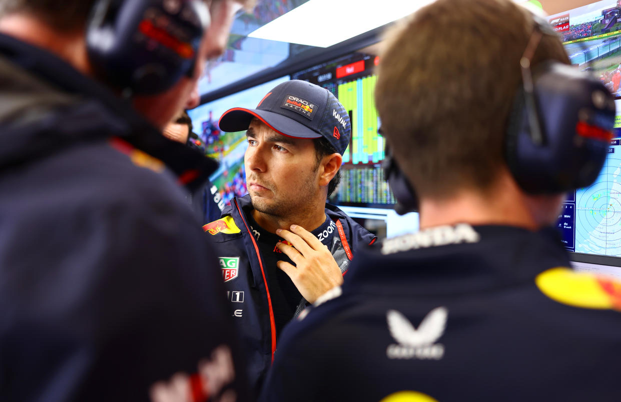 Ante la falta de resultados en pista, aumentan las voces que piden la salida de Checo Pérez de Red Bull. (Photo by Mark Thompson/Getty Images)