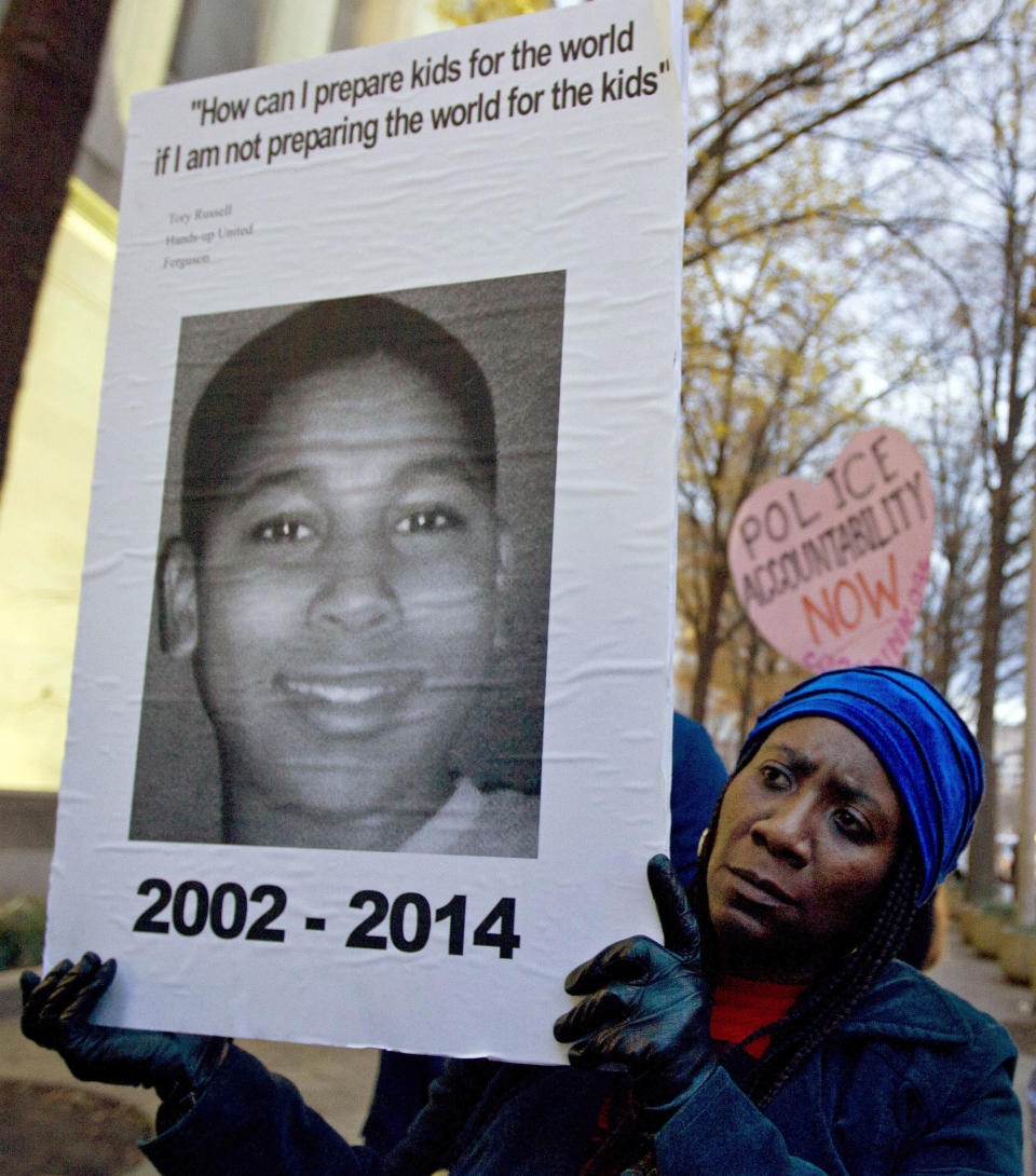 El niño de 12 años Tamir Rice fue acribillado por un policía en Cleveland en un caso de brutalidad policiaca. El menos solo jugaba con una pistola de juguete, y el oficial pensó, al parecer, que el arma era real y el chico un peligro. (AP)