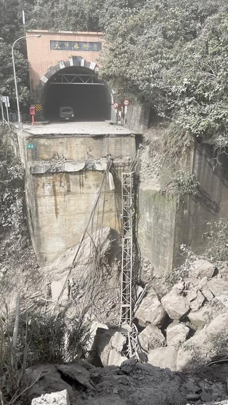 蘇花公路大清水隧道口路面坍塌 ，大量崩落石塊。（民眾提供） 中央社記者蔡孟妤傳真  113年4月3日