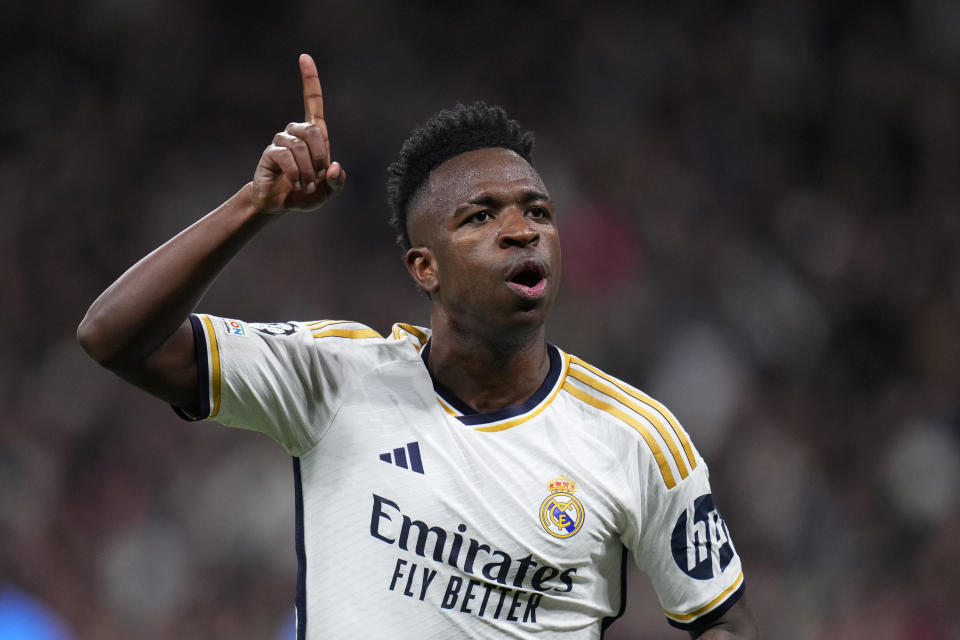 Vinicius Junior celebra tras anotar el primer gol del Real Madrid ante Leipzig en los octavos de final de la Liga de Campeones, el miércoles 6 de marzo de 2024, en Madrid. (AP Foto/Manu Fernández)