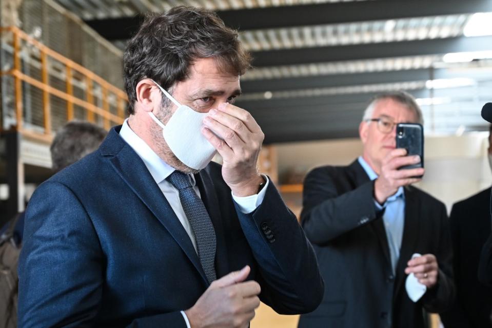 Lors de la visite d'une fabrique de masque, Christophe Castaner a enfreint les règles le temps d'une photo. 