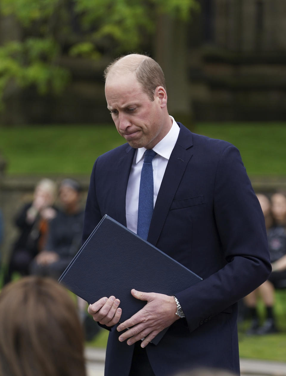 El príncipe Guillermo de Inglaterra se retira del podio tras pronunciar un discurso durante la inauguración del monumento Glade of Light afuera de la Catedral de Manchester, en memoria de las víctimas de un ataque suicida en un concierto de 2017 de Ariana Grande, el martes 10 de mayo de 2022 en Manchester, Inglaterra. (Foto AP/Jon Super)