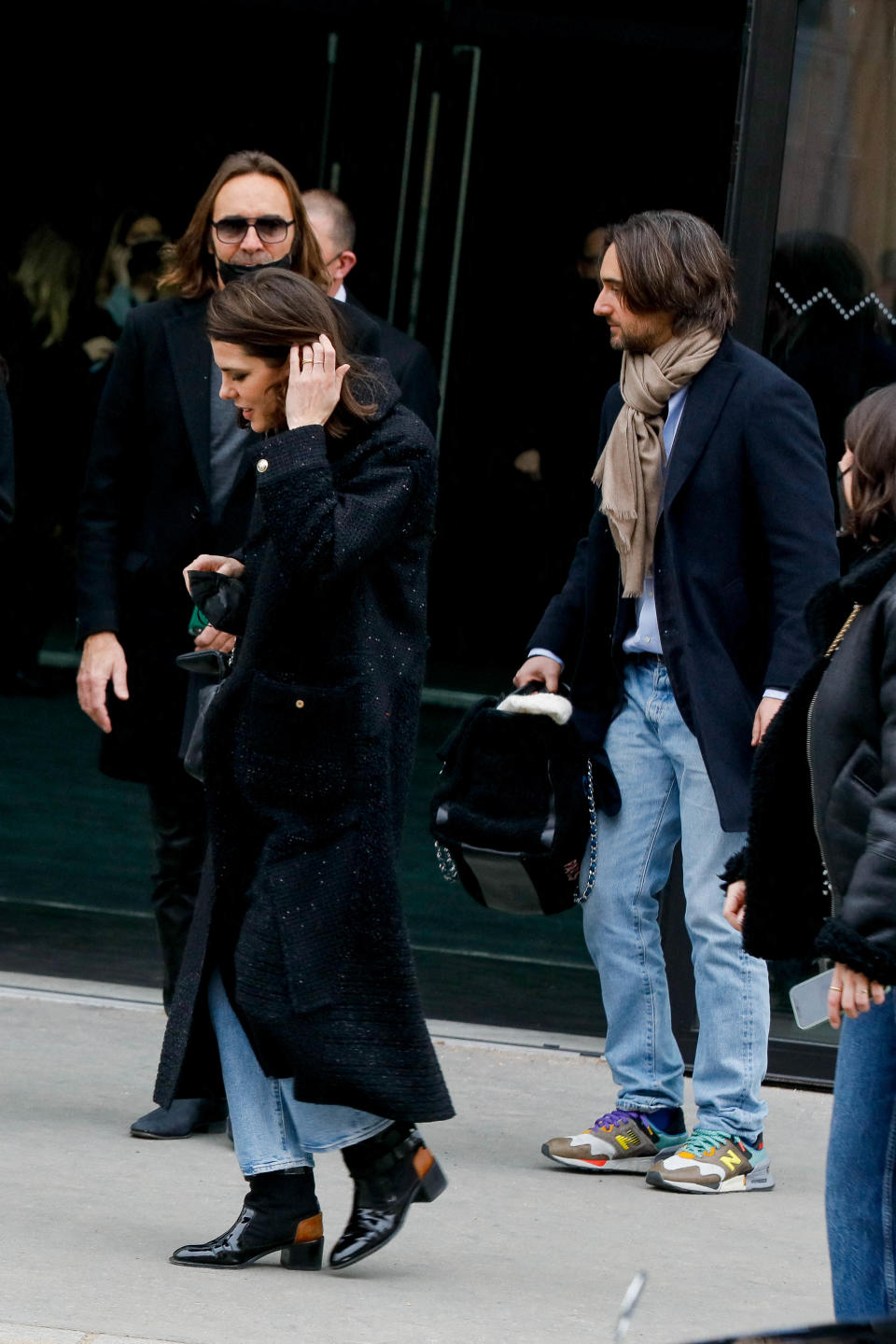 Photos - Charlotte Casiraghi défile à cheval pour Chanel sous les yeux de belle maman Carole Bouquet !