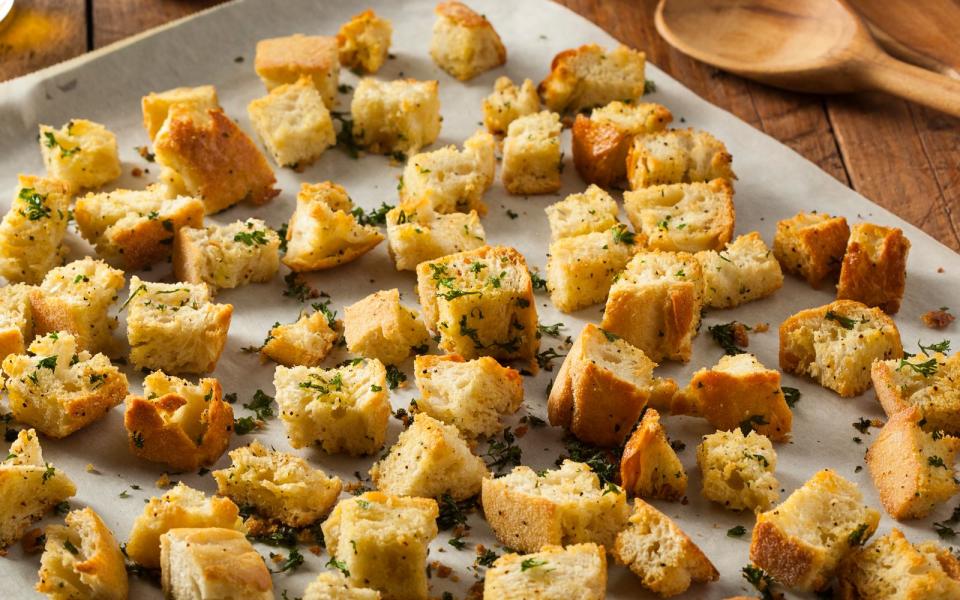 Brotsalat mit Käse