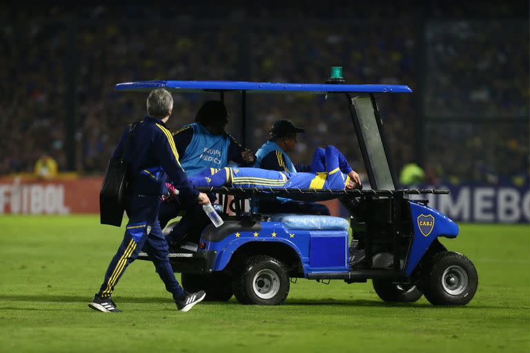 Langoni se lesionó y es llevado en el carrito.