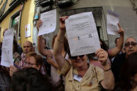 Protestors chant and hold up ballot papers with the proposed question for a referendum on breaking away from Spain during a rally in favour of a planned referendum on the independence of Catalonia in Madrid, Spain, September 17, 2017. REUTERS/Sergio Perez