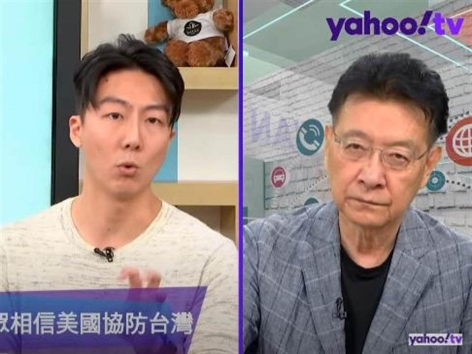 前時代力量發言人吳崢（左）、節目主持人趙少康（右）。（圖／翻攝自Yahoo TV政論節目「鄉民來衝康」）