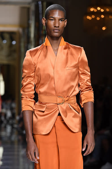 Tonos estridentes de pies a cabeza. Vestir de negro o blanco de la cabeza a los pies puede resultarte una tarea sencilla. Pero, ¿te atreves a un total-look en naranja? - Foto: Pascal Le Segretain/Getty Images