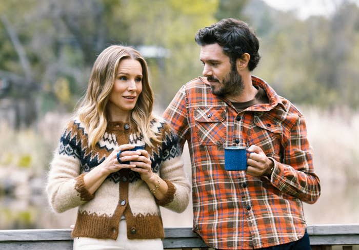 Kristen Bell and Adam Brody in comfortable clothes in a scene "Nobody wants that"