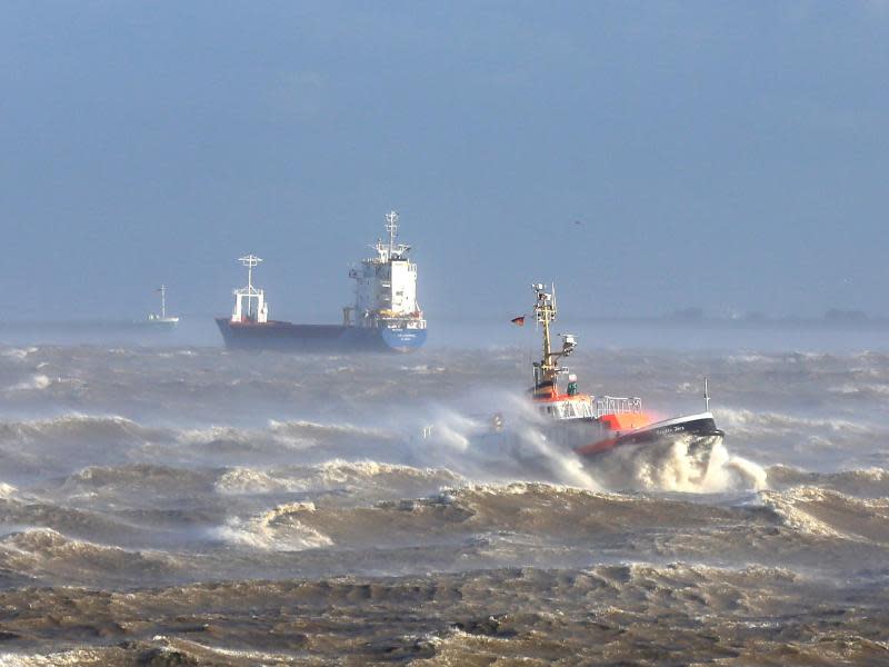 Das Lotsenversetzboot "Kapitän Jürs" kämpft sich bei starkem Sturm zwischen der Einfahrt zum Nord-Ostsee-Kanal und der Mündung in die Nordsee durch die Elbe. Foto: Christian Charisius