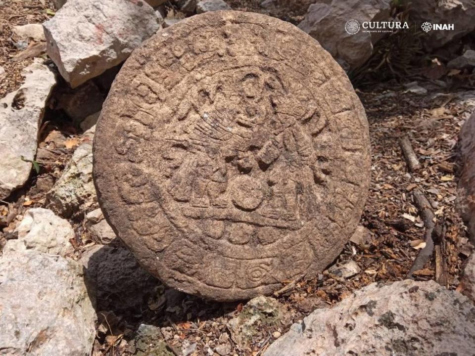 El monumento de piedra está cubierto de intrincadas tallas.