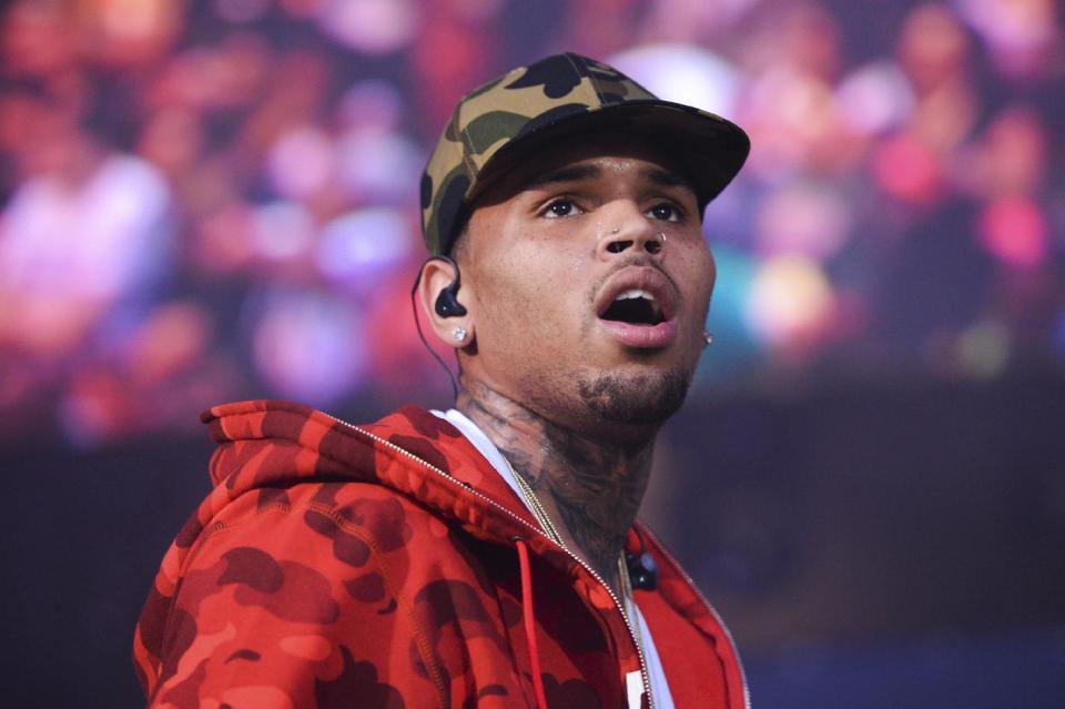 En esta foto del 7 de junio del 2015, Chris Brown canta en el concierto 2015 Hot 97 Summer Jam en el MetLife Stadium, en East Rutherford, Nueva Jersey. Un juez le ordenó a Brown que se mantenga alejado de su novia luego que ésta lo acusó de amenazarla en repetidas ocasiones. (Foto por Scott Roth/Invision/AP, Archivo)