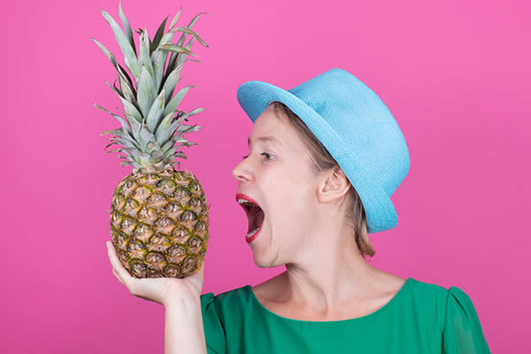 Comer piña ayudaría a blanquear los dientes pues contiene bromelina. Foto: Paula Daniëlse / Getty Images.