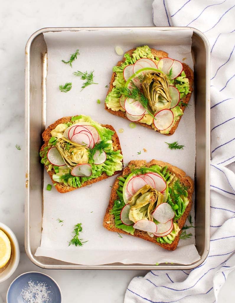 Tartines salées à l’avocat, radis et artichaut